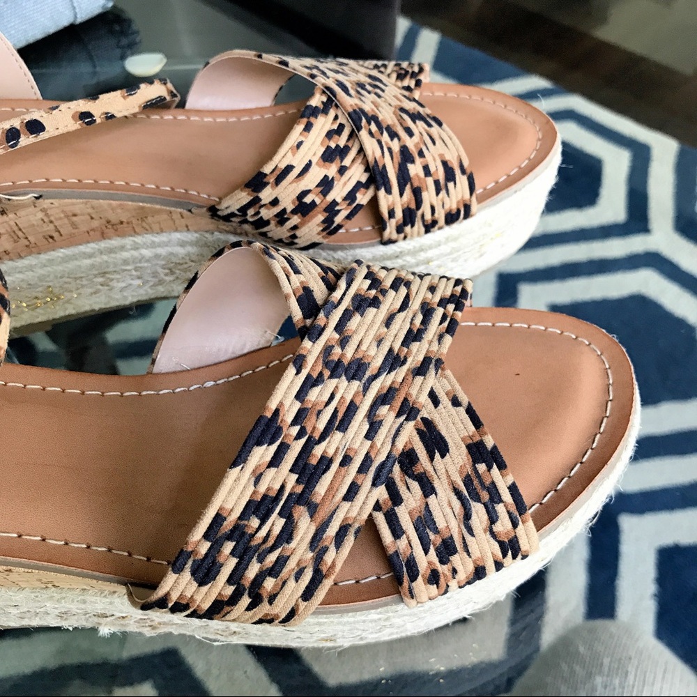 🆕 FERGALICIOUS LEOPARD PRINT WEDGED SANDALS! - Picture 5 of 11